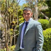 Profesor de pádel imparte clases a cualquier edades